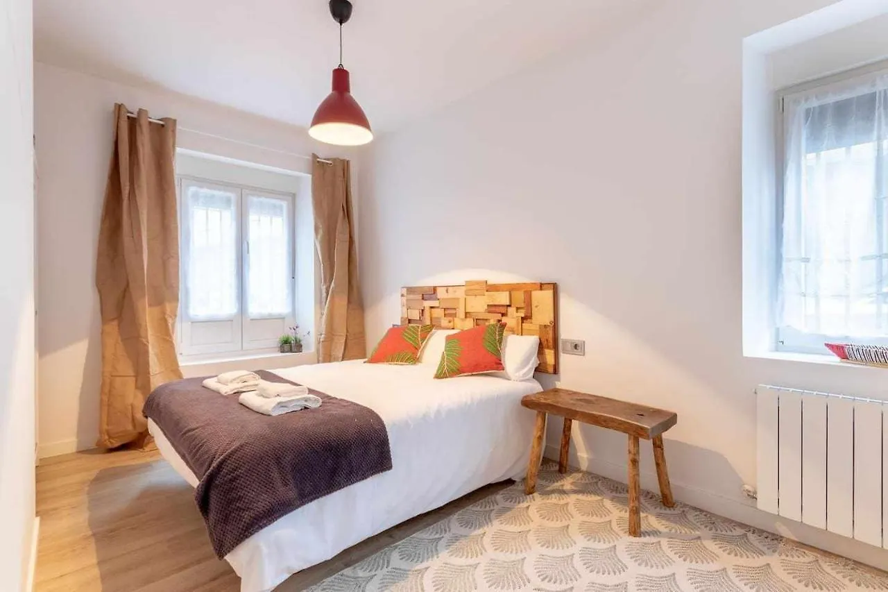 Apartamento KUIA en Gran Bilbao con terraza y vistas a un parque Basauri